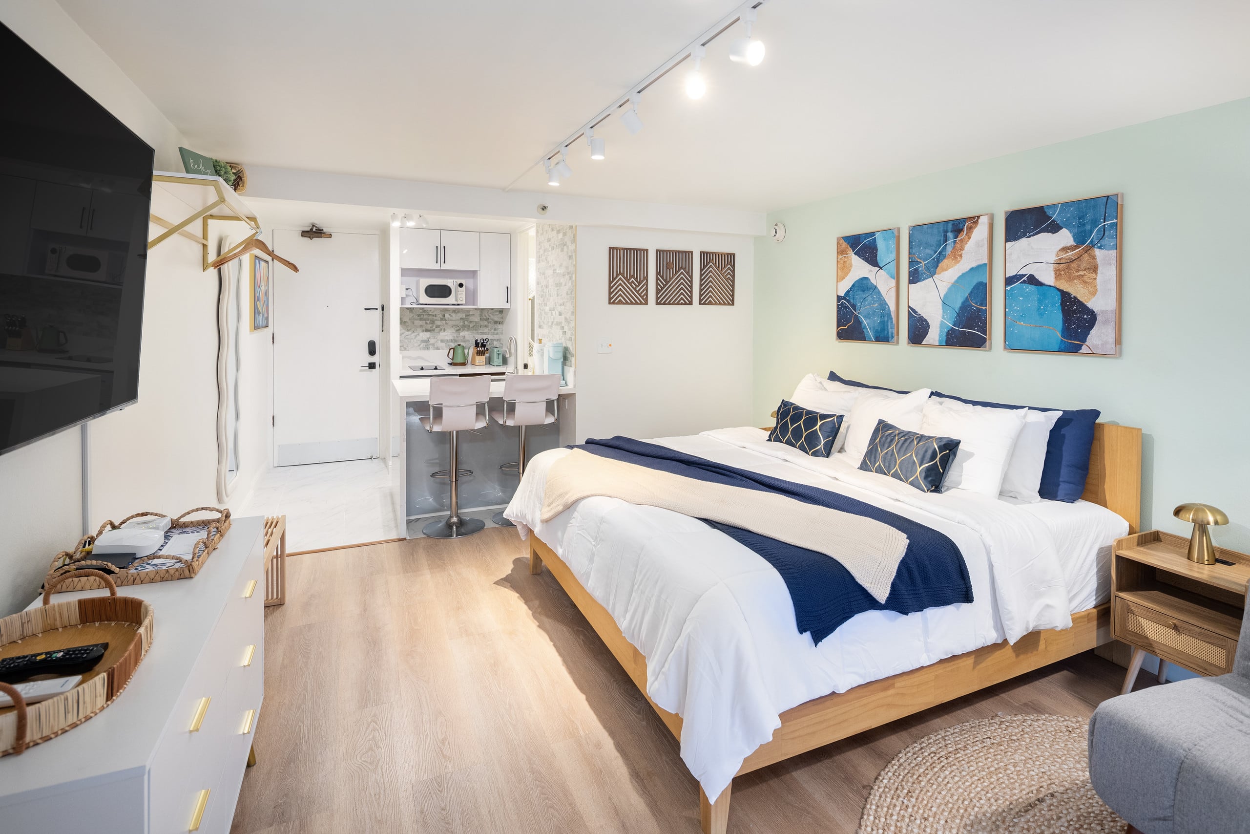 Renovated Modern King Studio w/ Canal View Balcony - Image 22