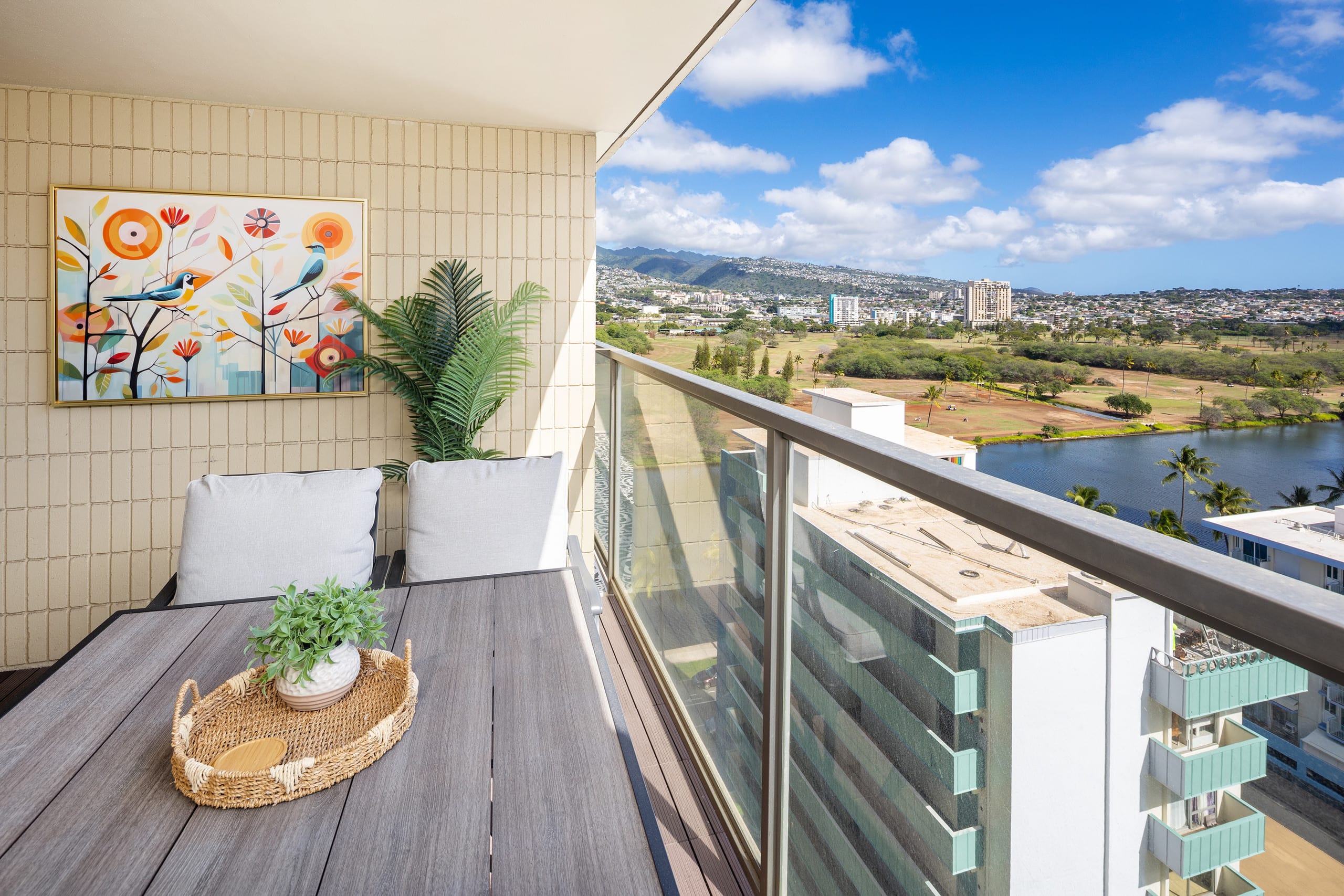 Renovated Modern King Studio w/ Canal View Balcony - Image 14
