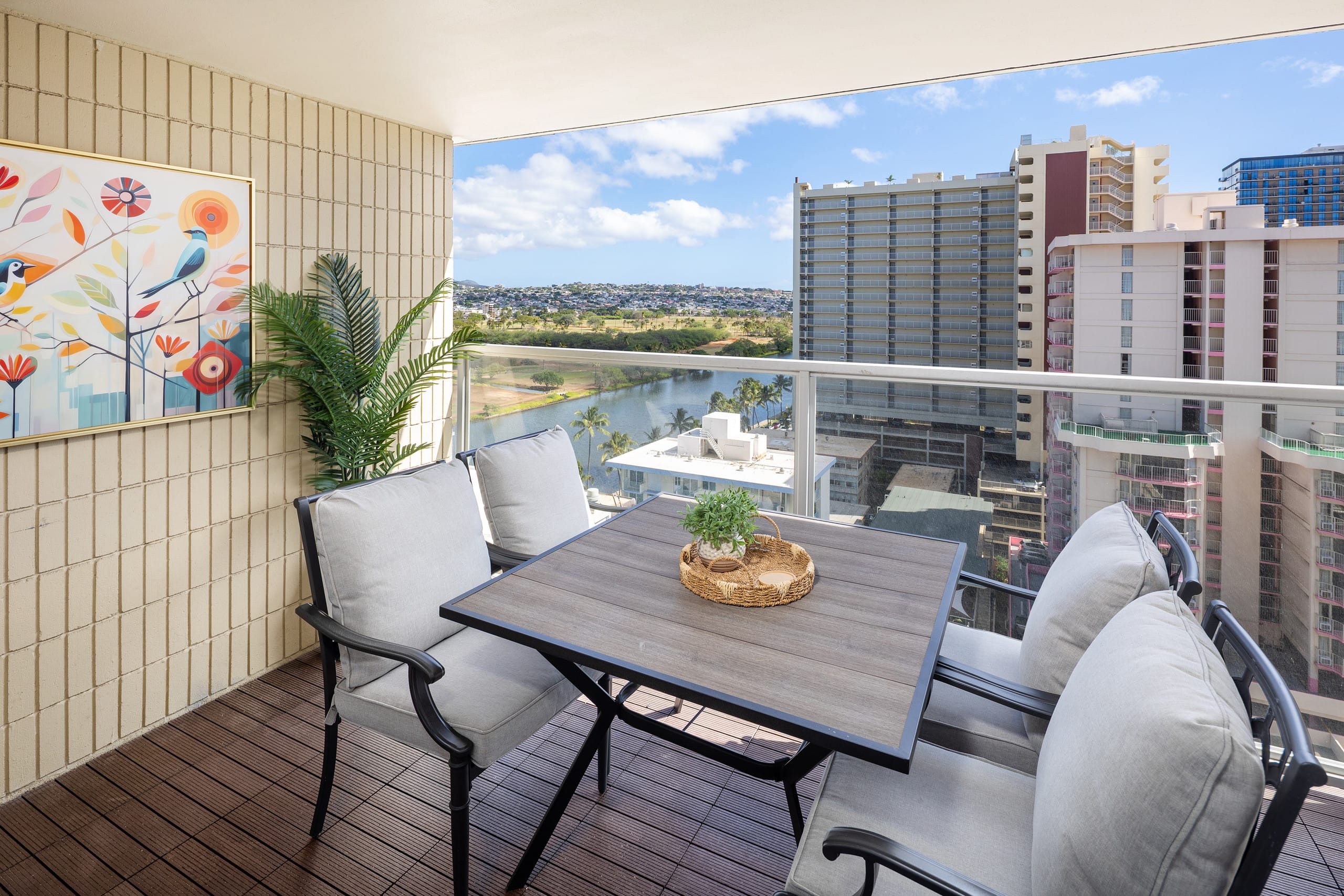 Renovated Modern King Studio w/ Canal View Balcony - Image 13
