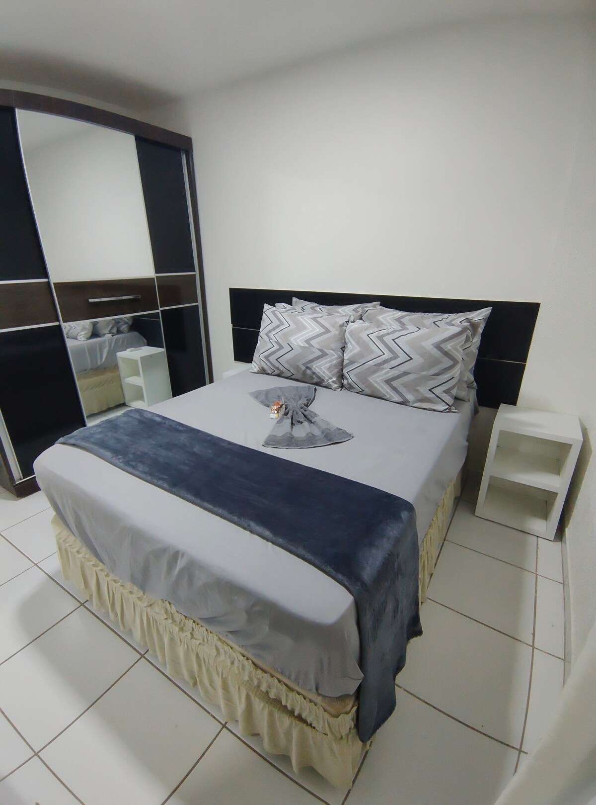 Naša soba ima split klima-uređaj.
Na ovoj je fotografiji smještaj spreman za 2 osobe.