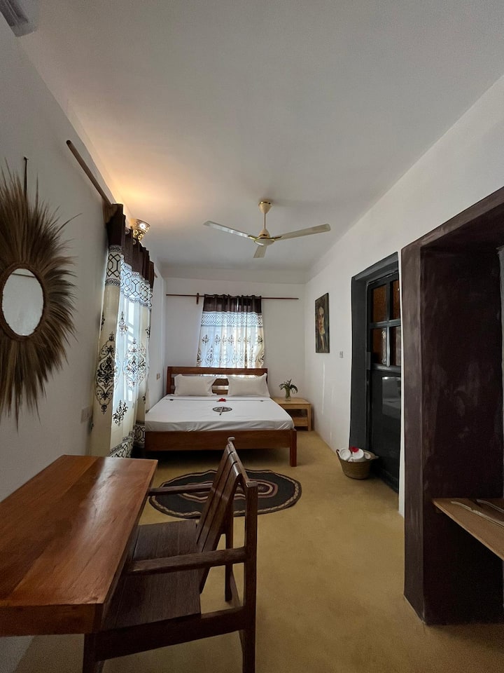  Please help us save water! Turn off taps when not in use, take short showers, and report leaks. Every drop counts—thank you for helping us protect Zanzibar’s precious water and keep your stay eco-friendly! 