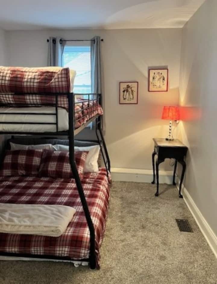 Táto izba s poschodovou posteľou a dvoma manželskými posteľami umožňuje pohodlné ubytovanie až pre 4 ďalších ľudí. Nízke poschodové postele poskytujú dostatok priestoru pre ľudí na vrchu. Spodná poschodová posteľ je na úrovni podlahy a je mimoriadne bezpečná pre malé deti, ktoré sa prehadzujú a otáčajú.