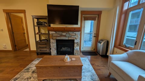 Popular Airbnb listing: Charming 1BR in White Mtn Lodge, Village center in Mammoth Lakes