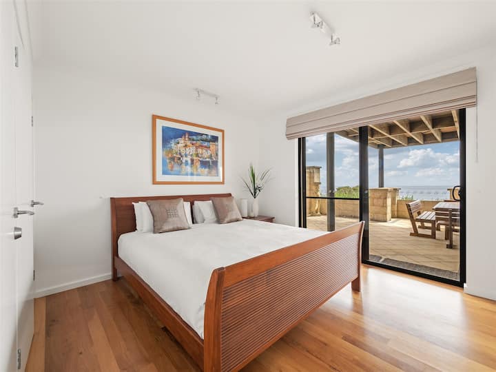 Una habitación queen luminosa en el primer piso con luz relajante y acceso al patio, ideal para mañanas relajadas o descansos tranquilos por la tarde.