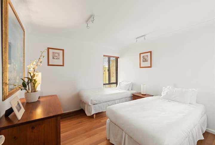 Perfecta para niños o amigos, esta habitación en el primer piso con dos camas individuales tamaño king ofrece arreglos flexibles para dormir en un entorno tranquilo y cómodo.