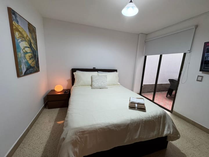 Pohodlná izba s manželskou posteľou, nočným stolíkom, televízorom, zatemnením a vlastnou kúpeľňou. Okrem toho má vonkajšiu terasu vybavenú stolom a dvoma stoličkami, ktorá je ideálna na relaxáciu a vychutnávanie si čerstvého vzduchu.