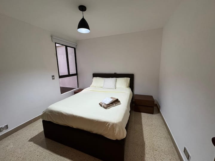 Luxusná izba navrhnutá tak, aby poskytovala výnimočný zážitok. Má veľkolepú manželskú posteľ, elegantný nočný stolík a priestrannú skriňu, ktorá poskytuje pohodlie a organizáciu.