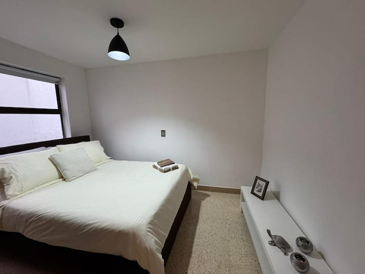 Veľkolepá izba vybavená neuveriteľne pohodlnou manželskou posteľou a priestrannou skriňou ideálnou na dlhodobé pobyty. Moderný, dobre rozložený priestor navrhnutý tak, aby ponúkal vynikajúci odpočinok a pohodlie.