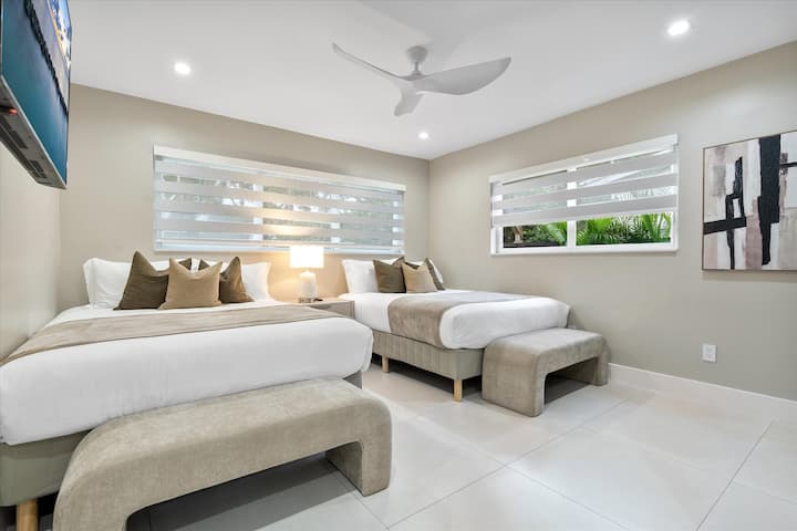 Guļamistaba Nr. 1 – 2 divguļamās gultas (Queen), iebūvēts skapis