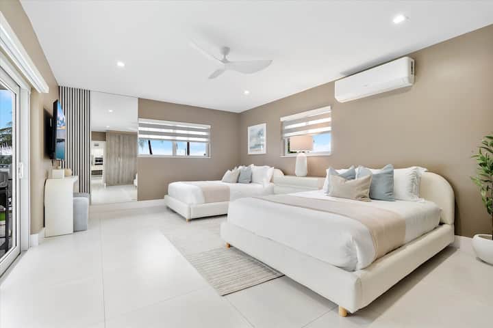 Guļamistaba Nr. 3 – 2 divguļamās gultas, kumode, iebūvēts skapis