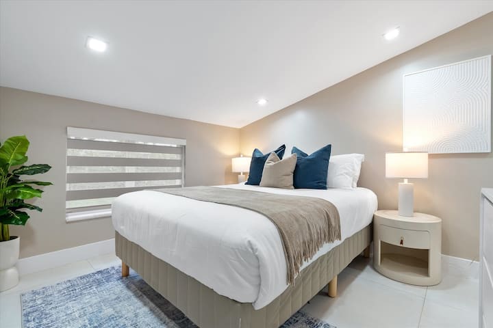 Guļamistaba Nr. 5 – 1 divguļamā gulta (Queen), kumode