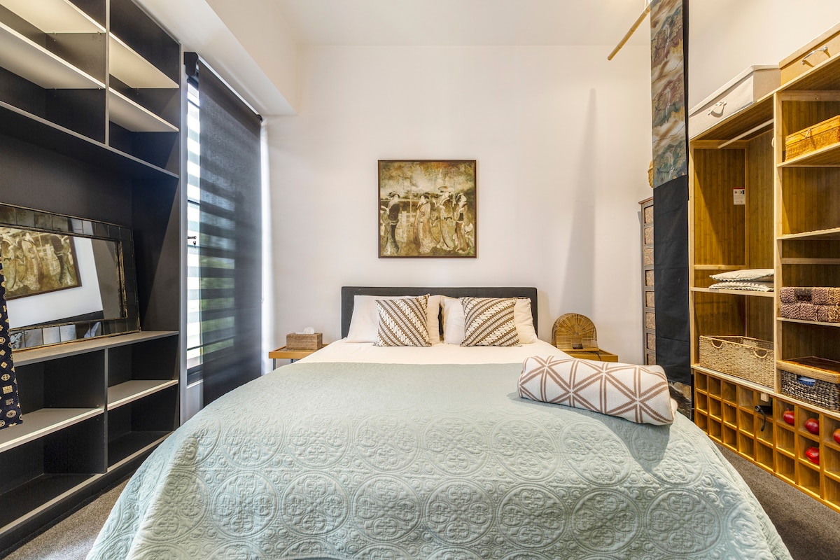 Spavaća soba je utočište za odmor s bračnim krevetom (160 – 179 cm) presvučenim mekim teksturama koje pozivaju na dubok, neometan san.