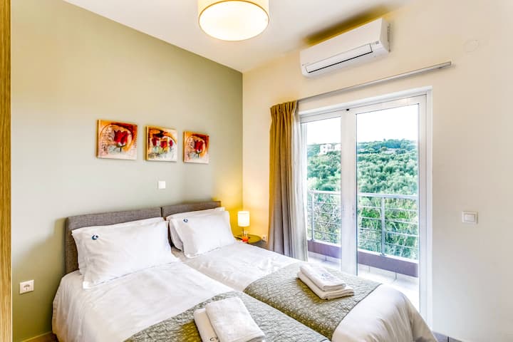 الطابق الأول - غرفة نوم رقم 3 تتضمن سريران مفردان (يمكن تحويلهما إلى سرير كينج عند الطلب) وشرفة خاصة