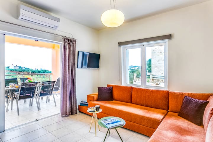 الطابق الأول - منطقة معيشة فسيحة مع إطلالات بانورامية على البحر