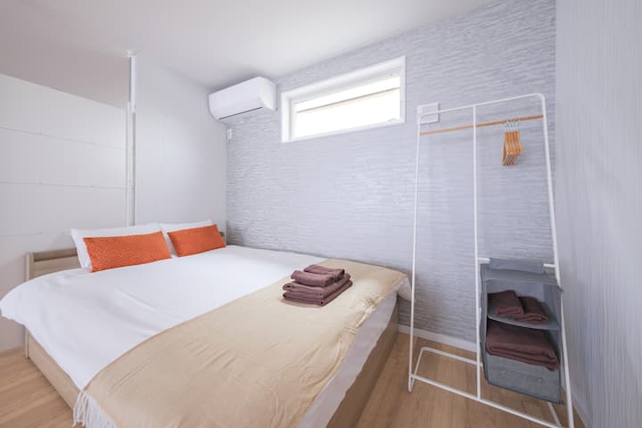 There is 1 double bed.