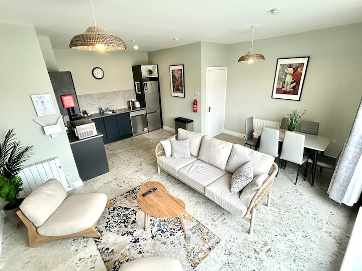 Modern 3-bed + Parking. Walk To Galway’s Hot Spots - Galway