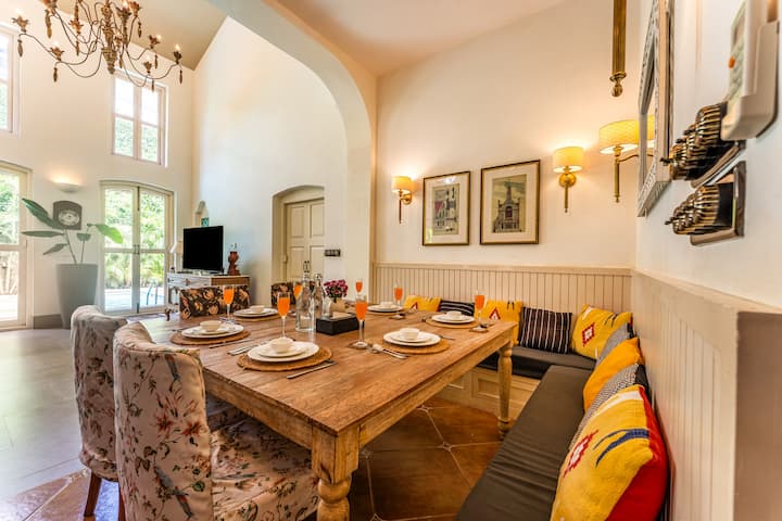 Dining area image 1