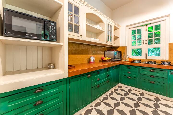 Full kitchen image 1