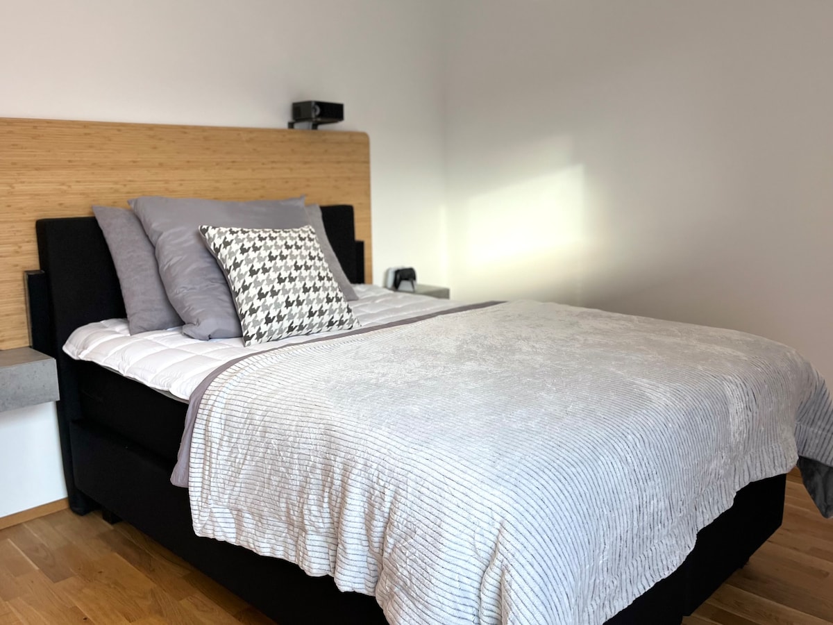 Dormitorio tranquilo con cama de muelles 1,40 x 2,00 m. 