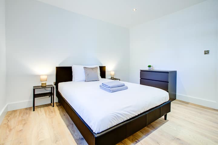 Long Stay Discounts - 4 Bedroom House - Driveway - Colchester