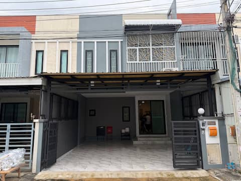 Clean and cozy house 15 mins from airport & Impact