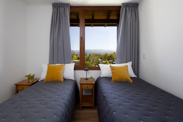 una de las camas tiene un carricama, para armar una tercera.