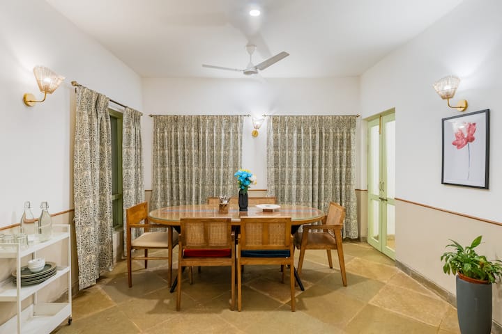 Dining area image 1