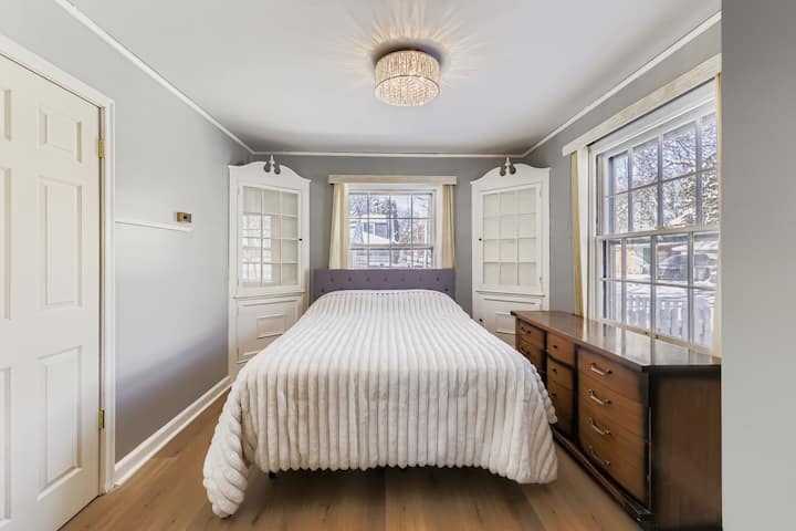 Hermosa cama queen, tocador, silla, armario con perchas, lámpara de pie, lámpara de techo brillante, 1 puerta de 32 pulgadas de ancho, 