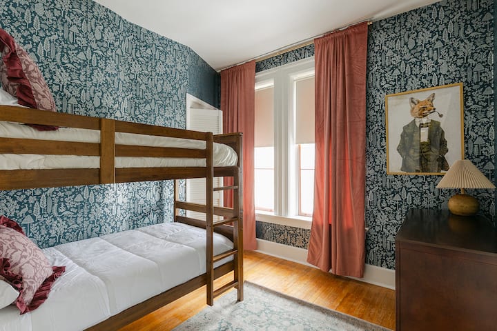 La habitación con literas tiene capacidad para 2 personas con camas individuales y papel tapiz de autor. Perfecto para compartir con niños o amigos: comodidad premium, no literas en el sótano más 1/2 baño.