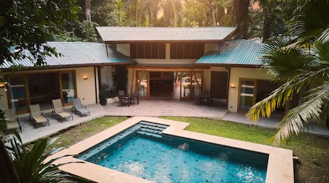 Luxury Estate 2 Villas 2 Pools 17 Guests w/AC