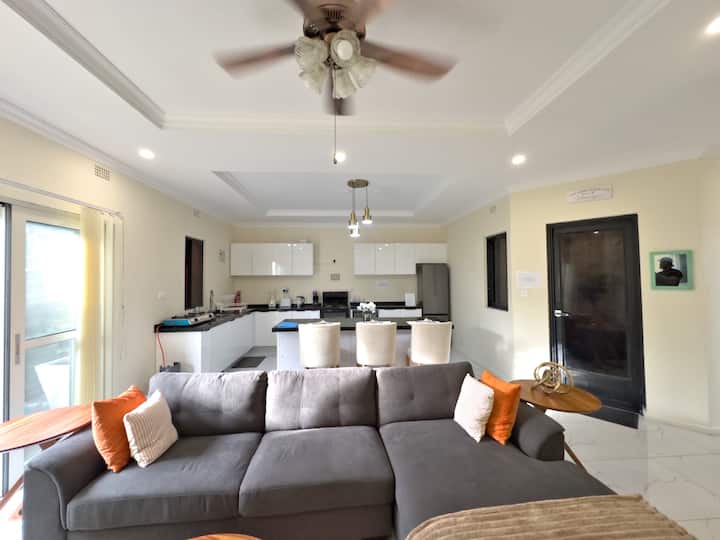 F1 - Power Backup, Great Wi-fi, Heated Pool, Gym! - Zambia