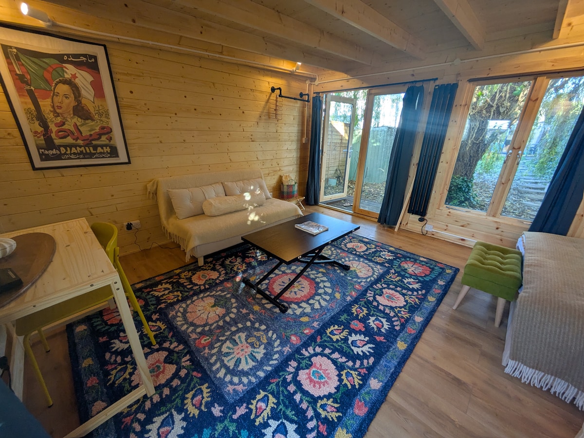 Top performing Airbnb: Under the Willow tree. Charming cabin experience in Littlemore