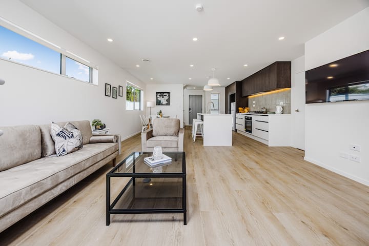 Brand New & Central - 3.5 Bathroom/ Private Deck - 오클랜드