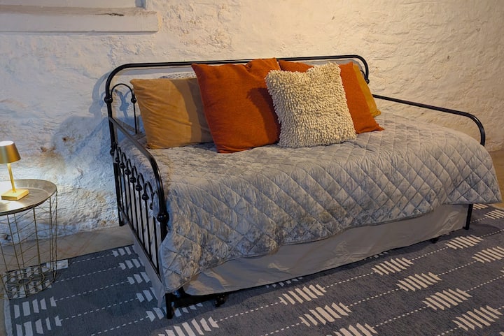 Ovaj dvostruki krevet na razvlačenje nalazi se u podrumu objekta, gdje se nalazi praonica rublja.