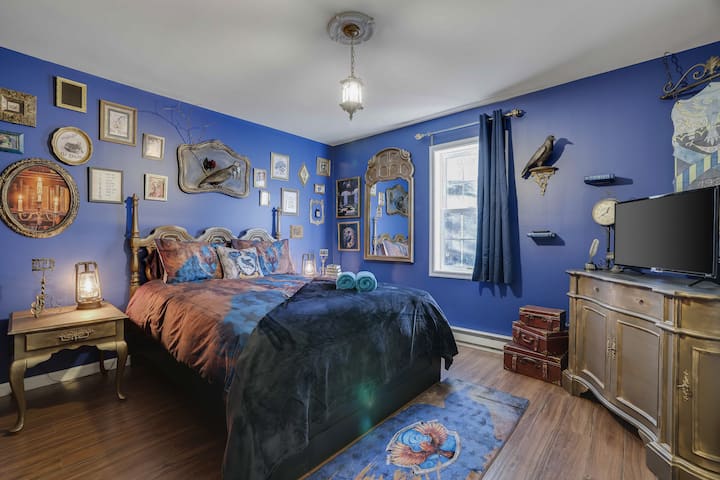 Mirë se vjen në dhomën e gjumit Ravenclaw - ku mbretërojnë intelekti, mençuria dhe kreativiteti.
Kjo dhomë e qetë dhe frymëzuese ka një krevat dopio "queen", të zbukuruar në mënyrë elegante me shtroja blu të thellë dhe prej bronzi që ngjallin esencën e Ravenclaw House. 