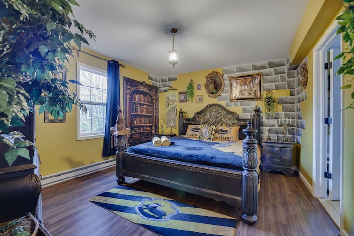 Mirë se vjen në dhomën e gjumit Hufflepuff
Krevati i madhësisë king, i mbuluar me shtroja të pasura të verdha dhe të zeza, të fton të çlodhesh pas një dite të gjatë aventurash magjike. 