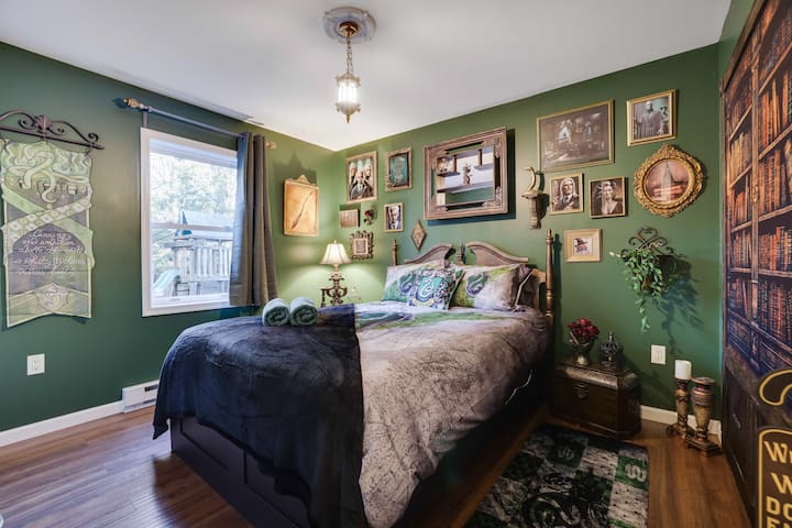 Mirë se vjen në dhomën e gjumit Slytherin - ku ambicia, dinakëria dhe energjia janë në qendër të vëmendjes.
Kjo dhomë e lëmuar dhe e sofistikuar ka një krevat dopio "queen" të mbuluar me shtroja të gjelbra dhe argjendi të thella, duke ofruar një strehë çlodhëse për ata që janë ambiciozë dhe të vendosur. 