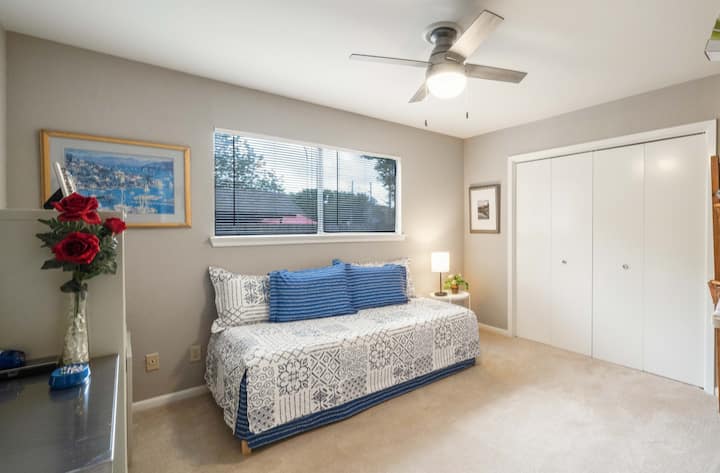 ორი ერთმანეთზე დაწყობილი ერთადგილიანი საწოლი, რომელთა დაშორებითაც შესაძლებელია ორი ცალკე საწოლის, ხოლო დაწყობით კი ერთი დიდი საწოლის (king‑size) მიღება