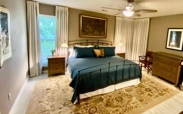 საწოლი ზომის King‑Size‑ისთვის, რომელიც გაფორმებულია მაღალი ხარისხის ქაფით.