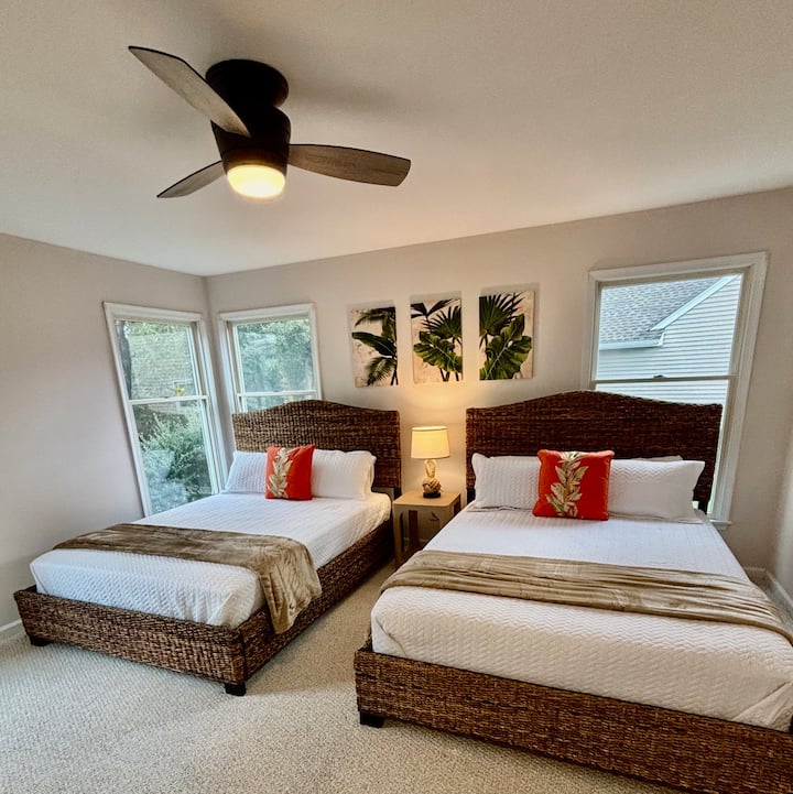 Спална соба со 2 брачни кревета (широки 150 – 179 см) на 1-ви кат