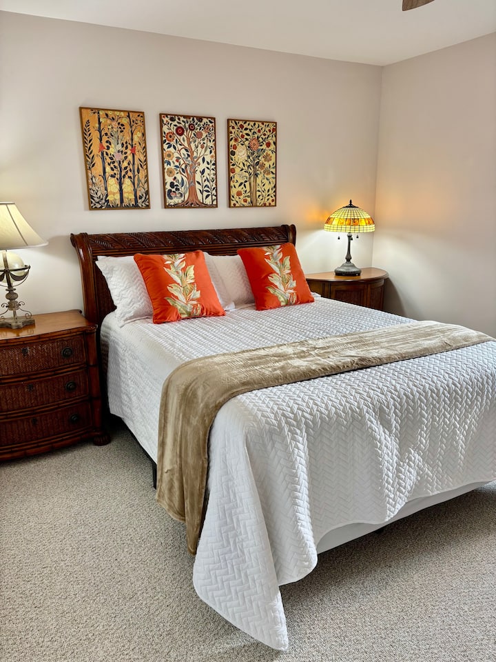 Спална соба со брачен кревет (широк 150 – 179 см) на втор кат