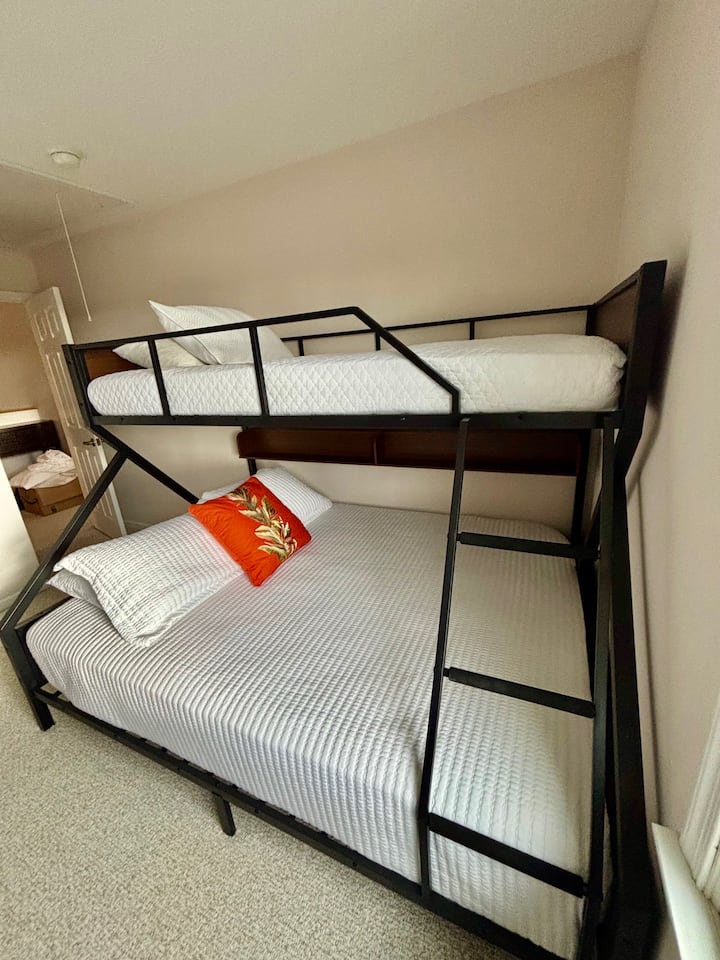 Соба со кревети на спрат со 2 единечни кревета над големи брачни кревети на 2 кат