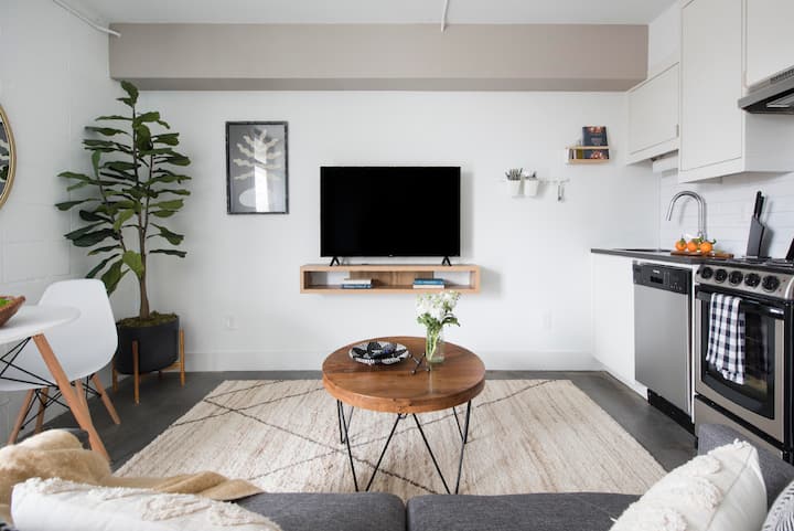 Eneo hili la kuishi lenye nafasi kubwa na angavu linatoa mchanganyiko kamili wa starehe na hali ya juu.