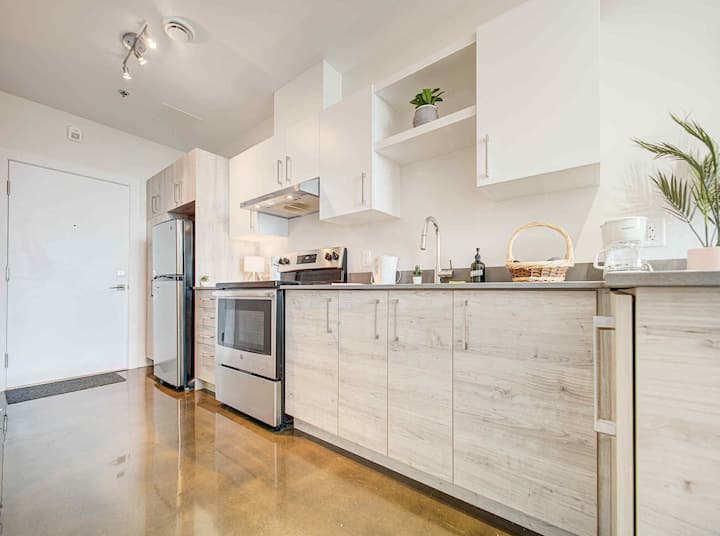 Cozy Montréal Condo | Steps To Bell Centre - Montreal