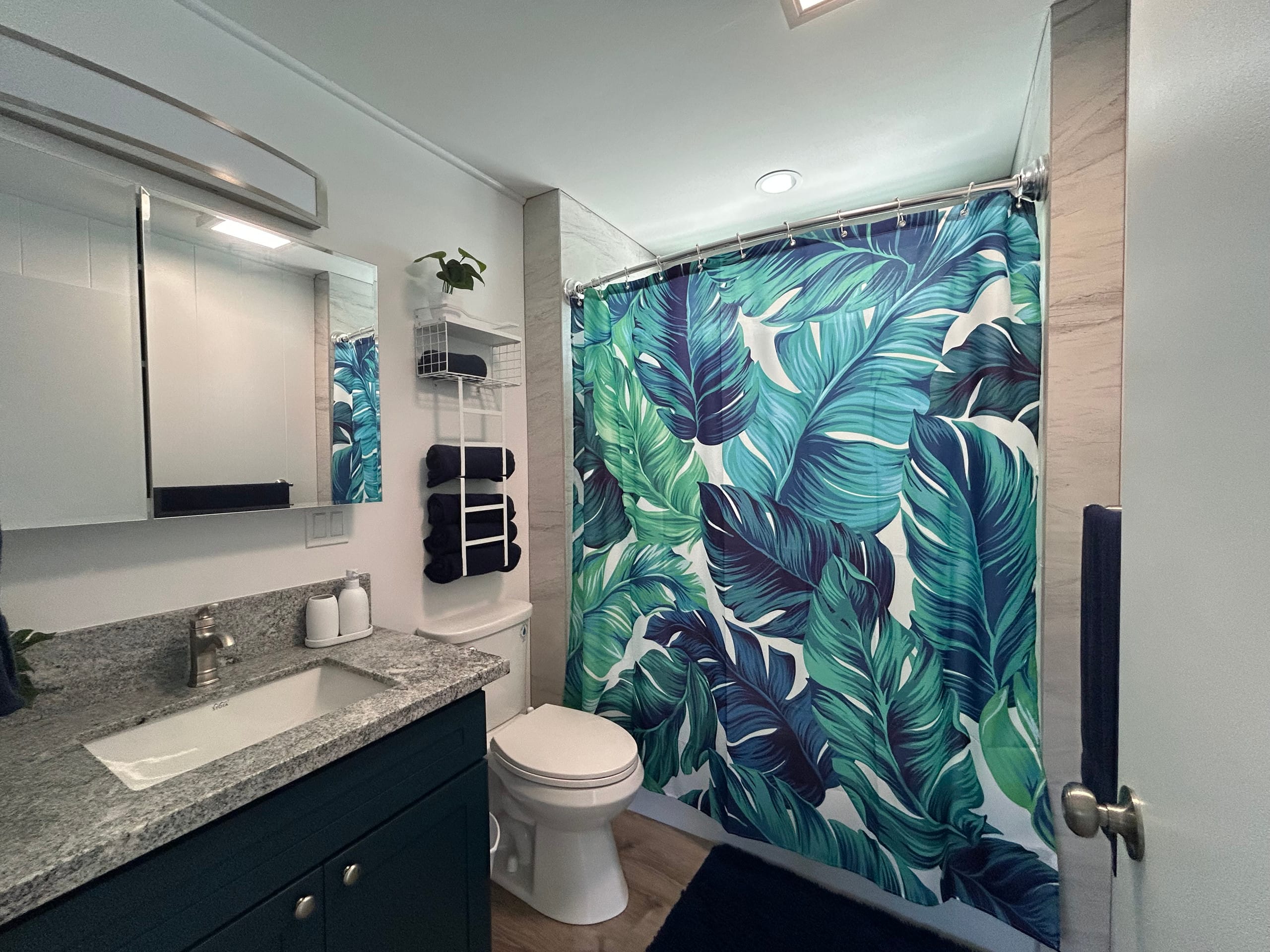 Home in Hilo · ★5.0 · 3 bedrooms · 3 beds · 1 private bath - Image 6