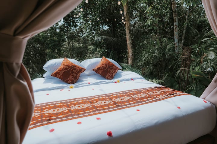 Dhomë private romantike me telekomandë automatike krevat dopio "queen" brenda/jashtë për pamje nga qielli i hapur•hamak me tendë•shtrojë bambuje•raft rrobash•tavolinë e vogël 