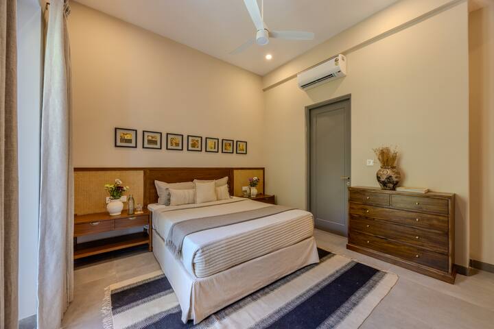 Bedroom 1 image 4
