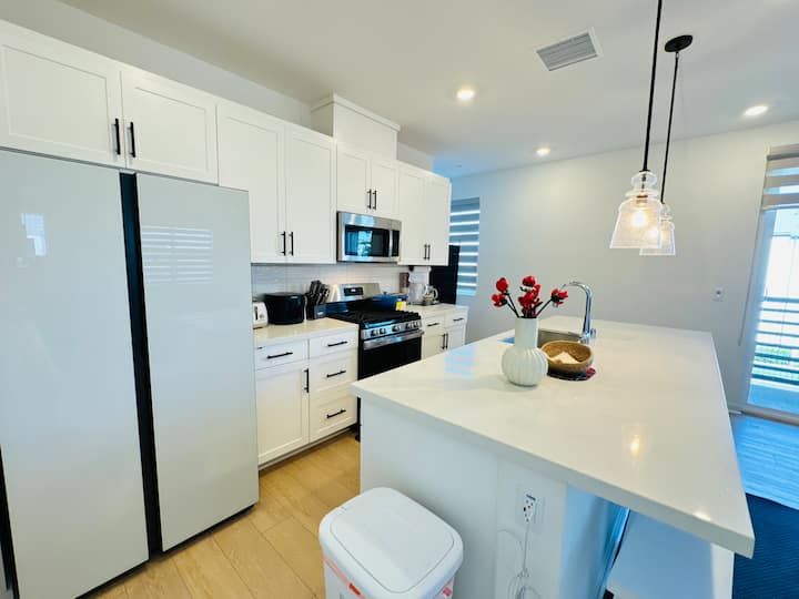Ontario 4br Home In Gated Community W/ Pool & Gym - Ontario, CA