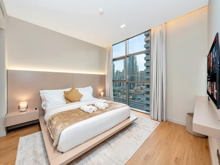 მშვიდი, კომფორტული საძინებელი, რომელშიც არის 183×213 სმ ზომის საწოლი, სასტუმროს ხარისხის რბილი თეთრეული და სრულიად ბნელ ოთახში მყუდრო ძილისთვის საჭირო ფარდები. დახვეწილი დიზაინი, სათავსოების სიჭარბე და ტელევიზორი იდეალურ გარემოს ქმნის დასასვენებლად.