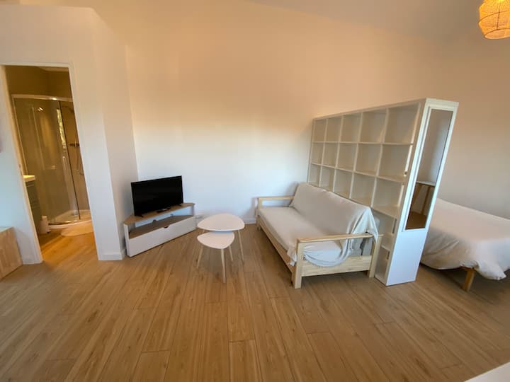 Studio/terrasse/vue - ibis budget Aubagne Paluds Agora